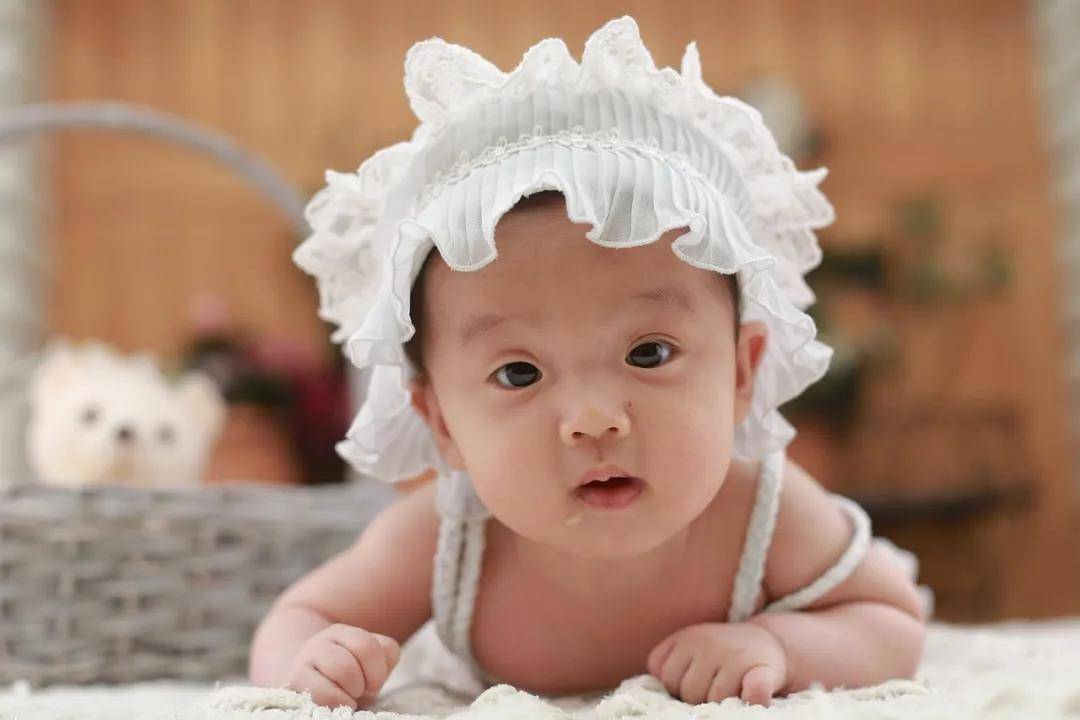 在小小的鼻孔里面挖呀挖呀挖，宝宝爱挖鼻孔怎么办？
