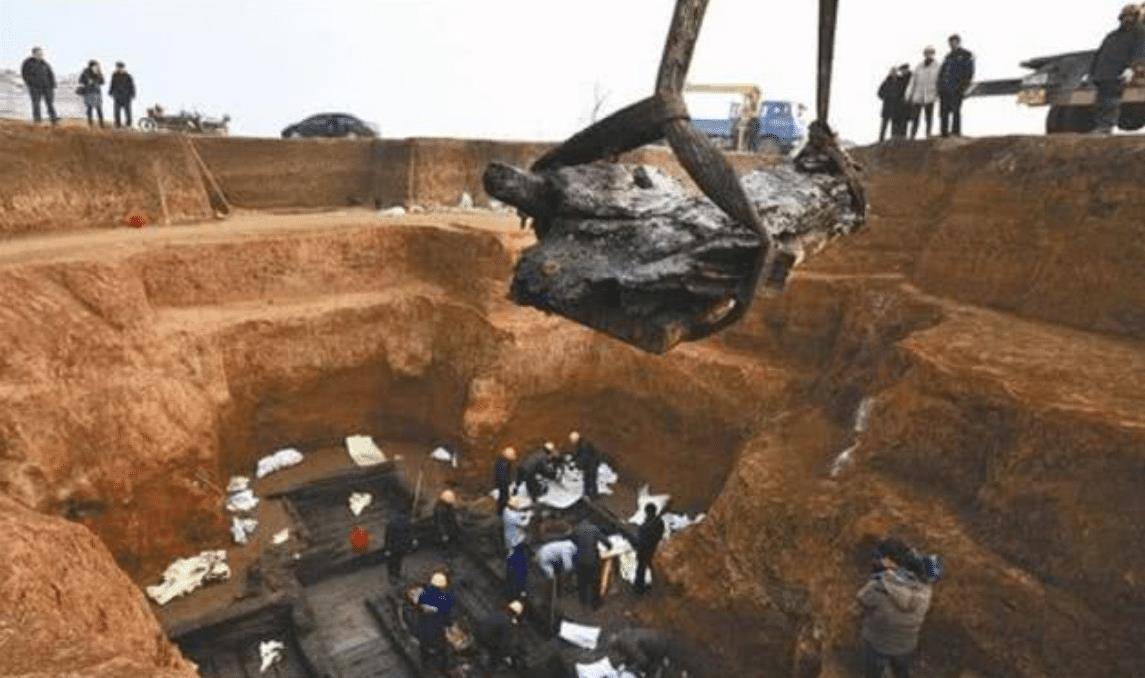 江西铁路施工，挖掘机怎么挖都挖不动，炸开后才发现有地下建筑
