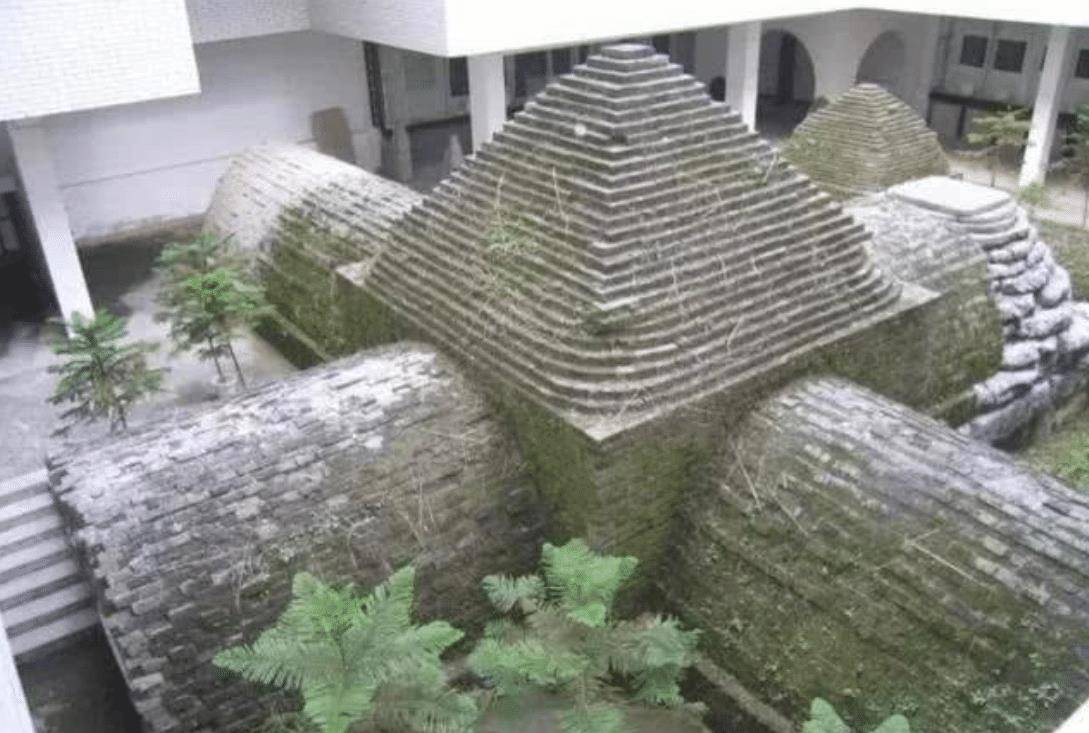 江西铁路施工，挖掘机怎么挖都挖不动，炸开后才发现有地下建筑