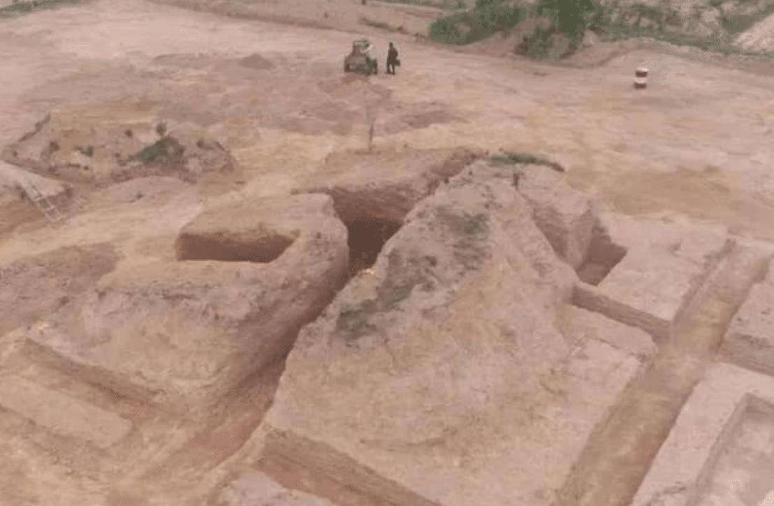 江西铁路施工，挖掘机怎么挖都挖不动，炸开后才发现有地下建筑