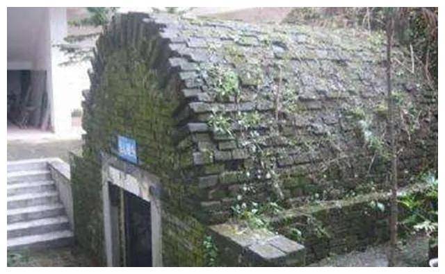 1990年，江西铁路施工时挖机怎么挖也挖不动，炸药一炸发现大棺材