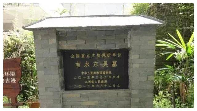 1990年，江西铁路施工时挖机怎么挖也挖不动，炸药一炸发现大棺材
