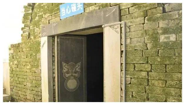 1990年，江西铁路施工时挖机怎么挖也挖不动，炸药一炸发现大棺材