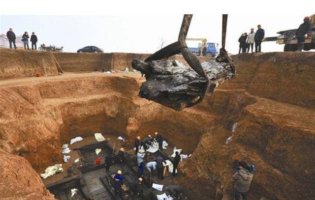 江西铁路施工，挖掘机怎么挖都挖不动，炸药一炸才发现有地下建筑