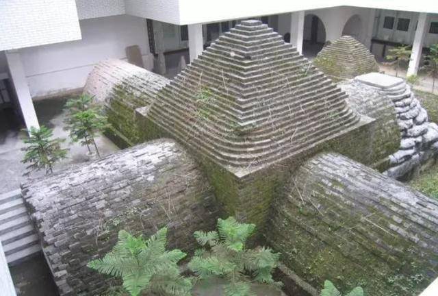 江西铁路施工，挖掘机怎么挖都挖不动，炸药一炸才发现有地下建筑