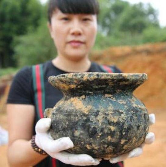 江西铁路施工，挖掘机怎么挖都挖不动，炸药一炸才发现有地下建筑