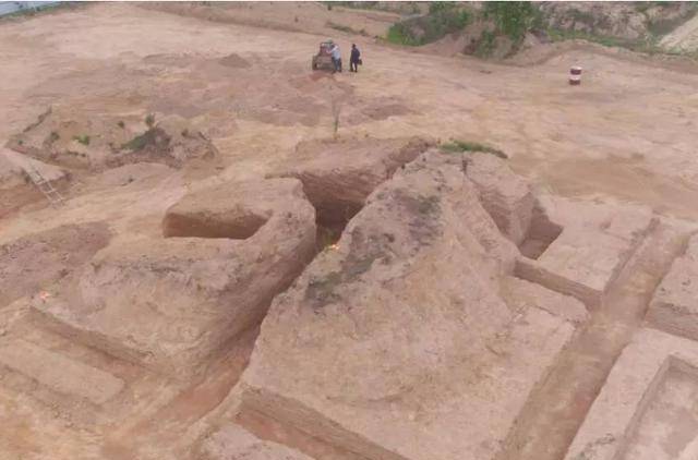 江西铁路施工，挖掘机怎么挖都挖不动，炸药一炸才发现有地下建筑