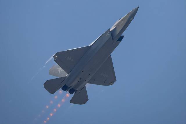 美军高官给歼-35泼脏水，外媒说了大实话：他害怕F-35卖不出去