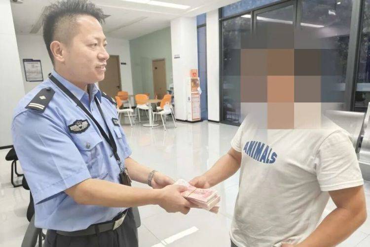 路边发现可疑包裹，一男子鬼鬼祟祟……民警打开后惊呆了