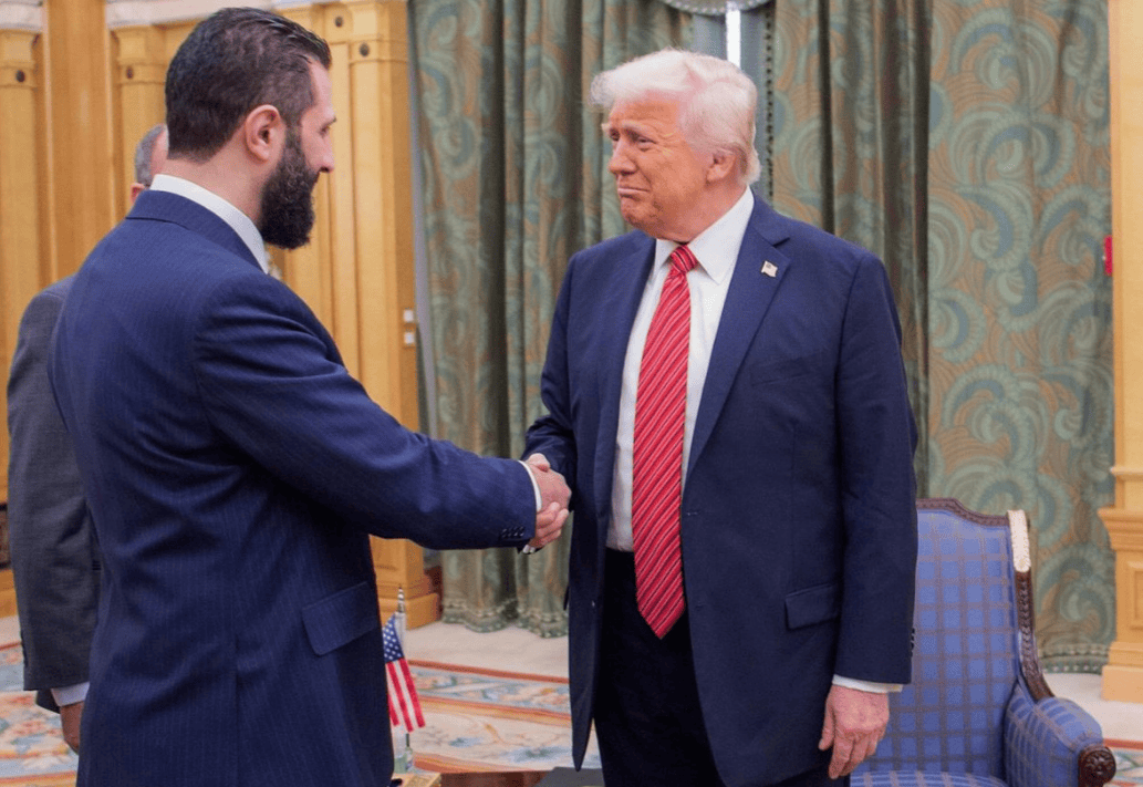 朱拉尼送特朗普见面礼,邀请美军进驻叙利亚,不想普京一家独大,叙利亚能否左右逢源?