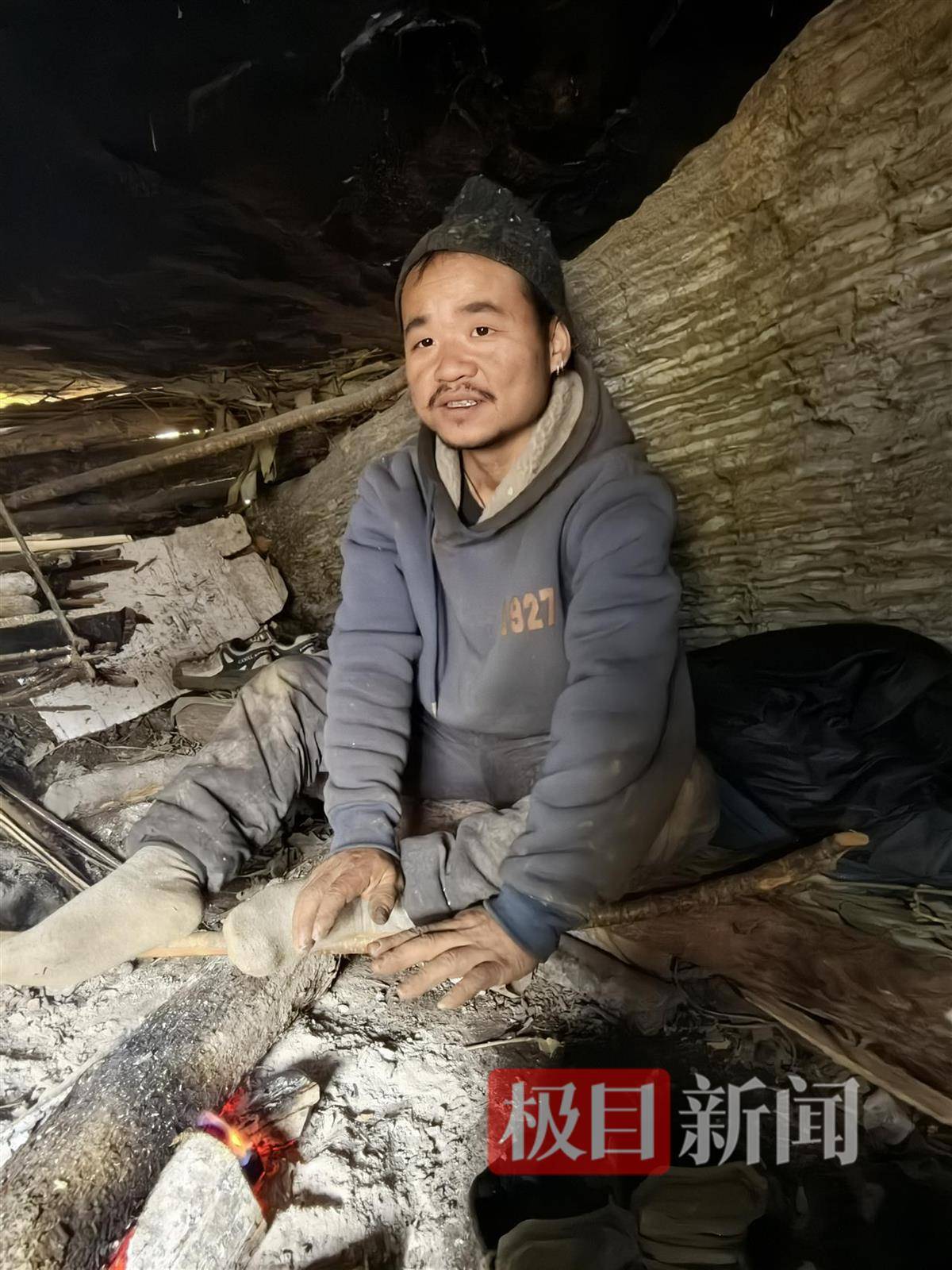 实探张家界荒野求生选手“苗王”的庇护所:堆着大量猕猴桃等野果,一个多月他只瘦了10多斤